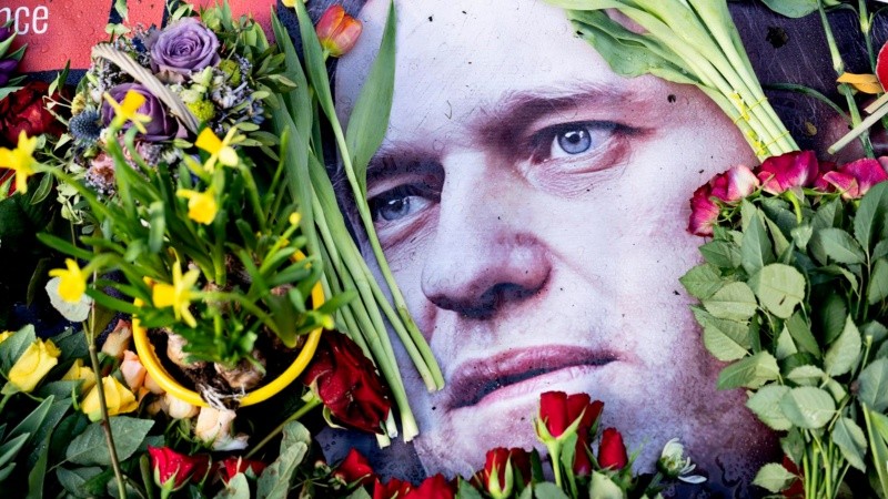Flores para Navalny este sábado a las puertas de la embajada de Rusia en Dinamarca.