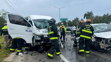 El conductor del rodado donde viajaban los turistas argentinos perdió el control debido al pavimento mojado, invadió el carril contrario y terminó chocando con la van.