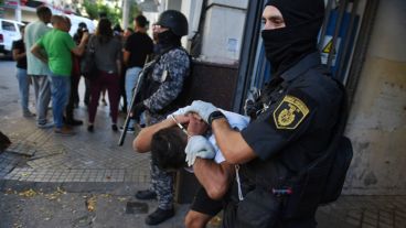 El traslado de presos de la comisaría céntrica de calle Paraguay entre San Juan y Mendoza.