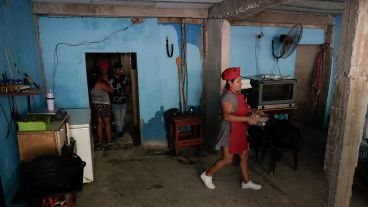 La cocina con el otro anafe se encuentra en el cuarto al fondo, y a un costado en una mesa está el horno pizzero.