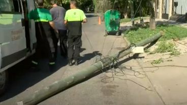 Una de las varias columnas de cables que fueron derribadas esta tarde por un camión en el oeste.