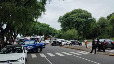 A raíz del choque el conductor de la moto perdió el control y cayó fuertemente