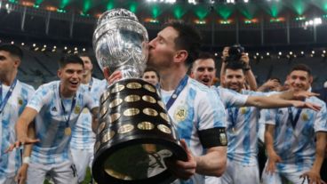 Messi con la Copa América que ganó Argentina en 2021, tras vencer en la final a Brasil en el Maracaná.