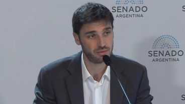 El gobernador de Chubut en la conferencia.