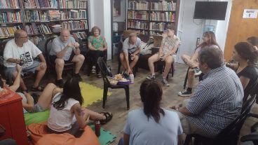 La biblioteca en una de sus actividades con vecinos de todas las edades.