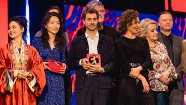 Lezama con su Oso de oro en el festival de Berlín que cerró este domingo.