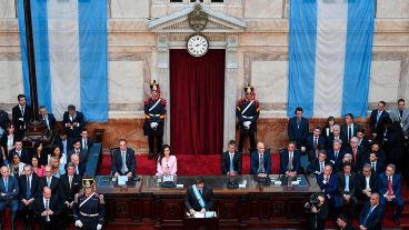 Milei dando su mensaje a legisladores nacionales, gobernadores y miembros de la Corte Suprema de Justicia