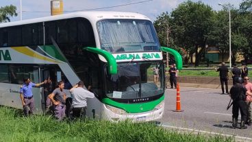 El micro sufrió nueve disparos. Uno rozó la nuca de un empleado del SP.