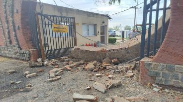 Así quedó el arco del ingreso al Hipódromo por Ovidio Lagos tras el paso del camión por debajo.