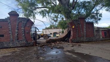 Así quedó el arco del ingreso al Hipódromo por Ovidio Lagos tras el paso del camión por debajo.