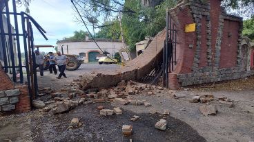 Así quedó el arco del ingreso al Hipódromo por Ovidio Lagos tras el paso del camión por debajo.