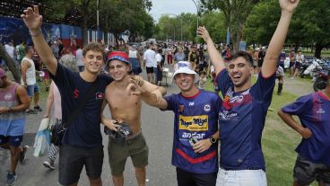 Los hinchas charrúas en la llegada al Gabino.