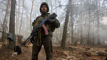 Soldados de la Guardia Nacional de Ucrani reciben entrenamiento cerca de Kharkiv.