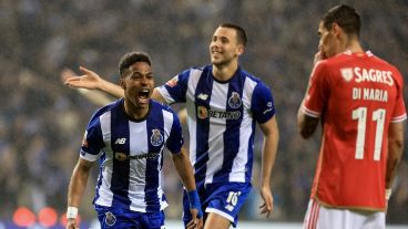 Wendel celebra su gol ante la decepción de Fideo.