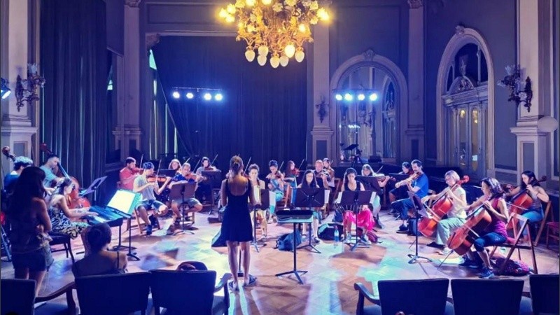 Imagen del ensayo de la Orquesta de Cámara Municipal y Mujeres y Disidencias Tangueras de Rosario