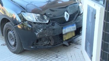 Así quedó la trompa del taxi luego de dar un giro en el cruce con el bulevar e impactar con el edificio.