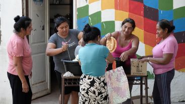 El espacio de la comunidad qom tiene una lista formal de 280 personas pero son muchas más que las piden una merienda.