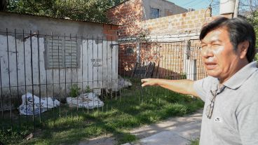 Oscar Talero, referente de la comunidad, señala el lugar donde deberían construirse aulas para estudiar.