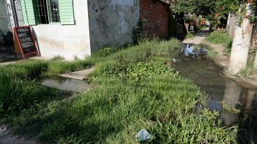 Esquina anegada: cuando llueve caminar por los pasillos de la villa es un problema.