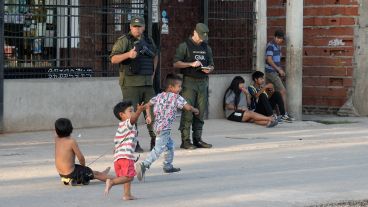 Gendarmería patrulla el barrio Los Pumitas desde hace un año, tras el crimen de Maxi Jerez.