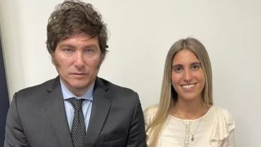 Geraldine Calvella junto a Javier Milei.