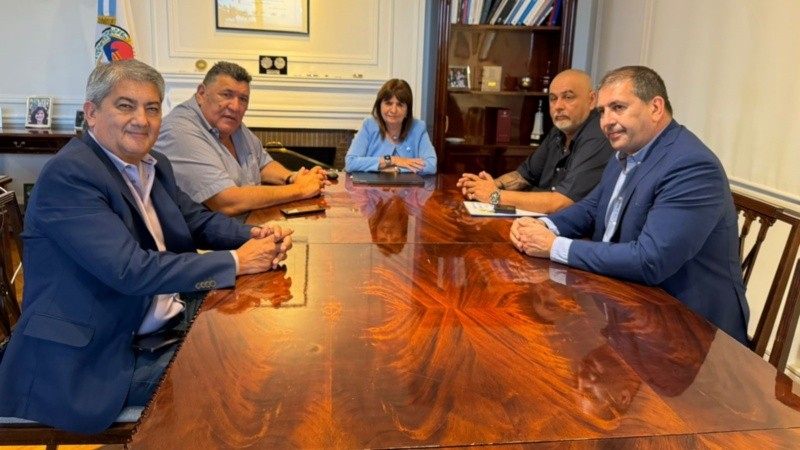 Bullrich se reunió el viernes con la federación nacional de peones de taxis.