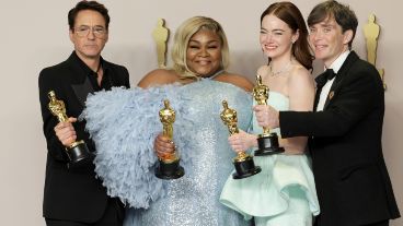 Robert Downey Jr., ganador del premio al Mejor Actor de Reparto; Da'Vine Joy Randolph, ganadora de Mejor Actriz de Reparto; Emma Stone, ganadora de Mejor Actriz; y Cillian Murphy, ganador del Mejor Actor, sostienen sus Oscar