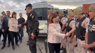 La ministra saludó a los federales este lunes en la autopista.