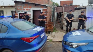 La Policía Federal realizó seis allanamientos en barrio Las Flores.