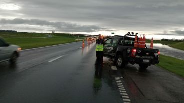 La autopista Rosario - Buenos Aires presenta zonas con una importante cantidad de agua en la calzada.