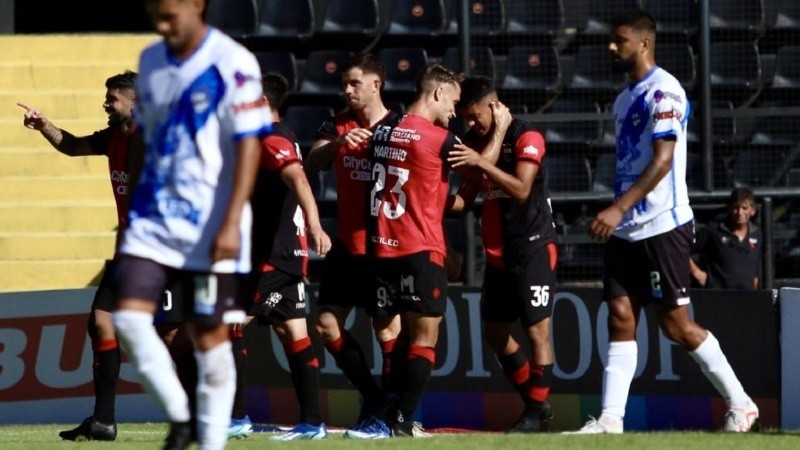 Esteban Fernández, de 22 años, hizo los dos goles de Newell's en Santa Fe.