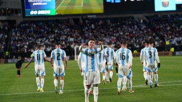 Los futbolistas argentinos festejan uno de los goles del equipo