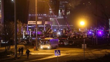 Al menos 115 personas murieron, según las autoridades rusas, después de que asaltantes armados abrieran fuego anoche contra cientos de personas .