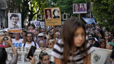 Diferentes generaciones salieron otro año a la calle a decir "nunca más"