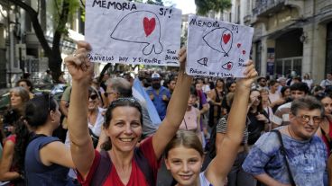 Los carteles bajo la consigna "Memoria sí" fueron varios a lo largo de la marcha, entre otras expresiones.