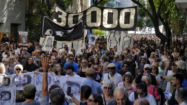 Diferentes generaciones salieron otro año a la calle a decir "nunca más"