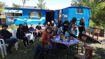 Estudiantes visitan la biblioteca antes de su inauguración.