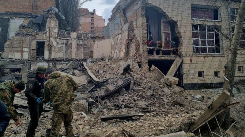 Edificio dañado durante ataque ruso contra Kiev del 25 de marzo.