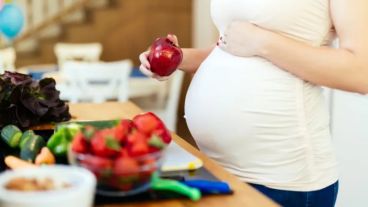 La alimentación adecuada, medidas correctas de higiene, así como la realización de actividad física, favorecen la salud de la madre y del feto.