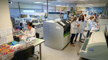 El laboratorio del Cemar recibe muestras de Rosario y del sur provincial.