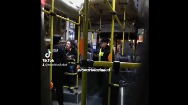 Una escena bizarra arriba de un colectivo rosarino.