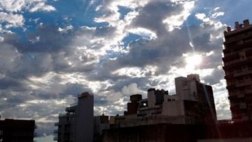 Un jueves con cielo algo nublado en Rosario.