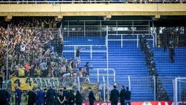 Los hinchas de Peñarol enfrentados con la policía en Rosario.