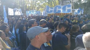 La plaza 25 de mayo se llenó de carteles de los diversos sindicatos en la protesta contra las políticas del presidente Milei.