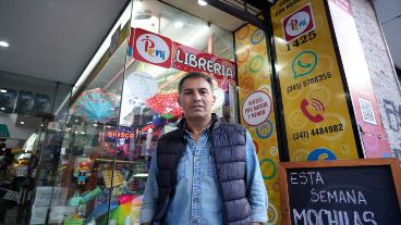 Rucco en el frente de su local de juguetes y librería, quien además es el relacionista público de la arteria.