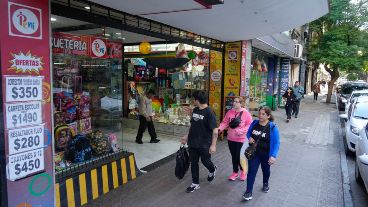 Decenas de rosarinos se acercan cada día para comprar la ropa o los útiles a la calle más antigua de la ciudad.