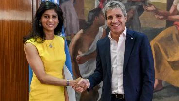 La primera subdirectora gerente del FMI, Gita Gopinath, y el ministro de Economía Luis Caputo.