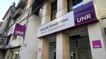 La primera Residencia Universitaria en Rosario de la UNR está ubicada en Santa Fe 1470, en pleno centro de la ciudad, y fue inaugurada en marzo del 2022 para albergar a 150 estudiantes..