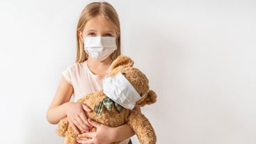 El contagio se da exclusivamente entre humanos y por vía respiratoria.