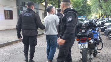 El momento en que el hombre fue detenido en Crespo al 800.